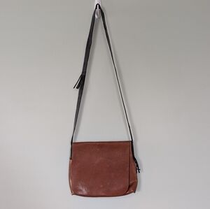 Classic Brown Leather Crossbody Bag - Unbranded